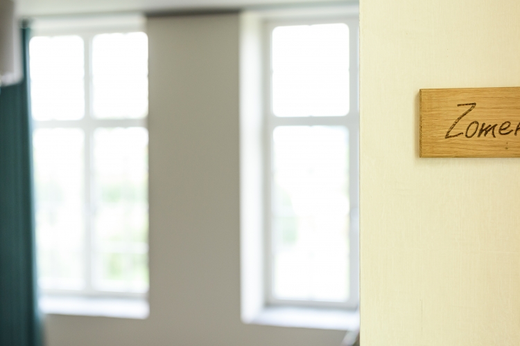 zomereik kamer met uitzicht op de velden en het dorpje Boezinge